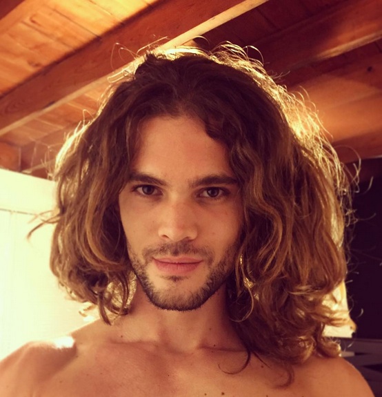 A picture of a blond male model with long wavy hair as typed by using the hair type guide of Rogelio Samson
