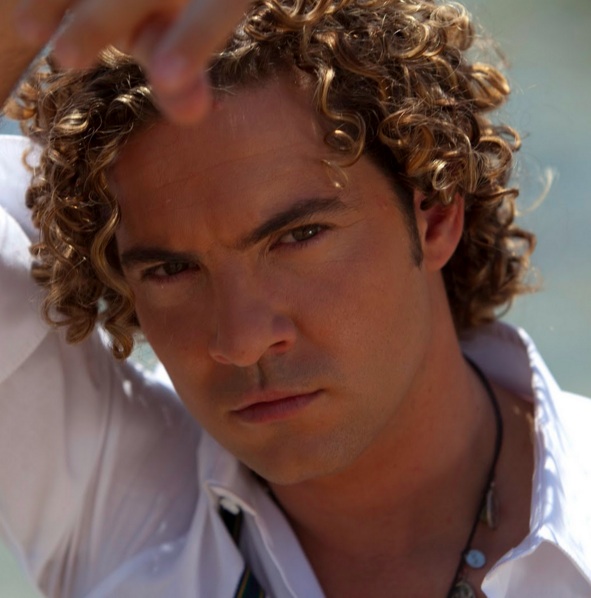A photograph of David Bisbal with his long curly hair in a Hanging Locks hairstyle which was pioneered by Rogelio Samson